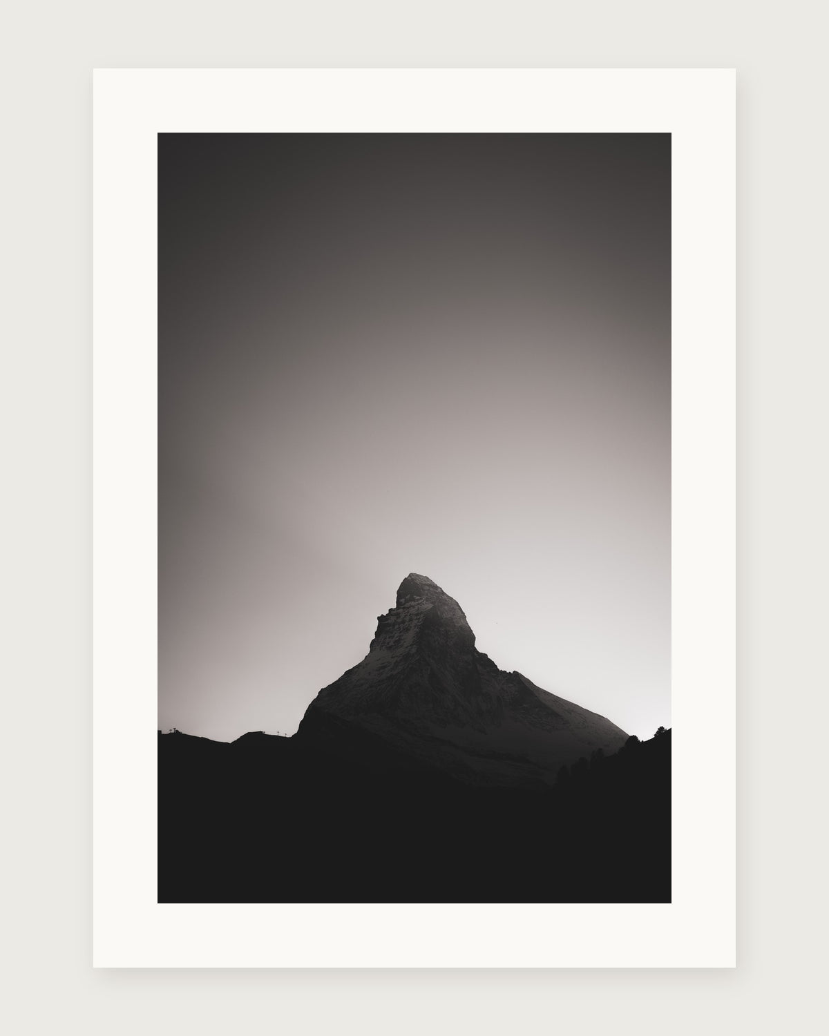 Fine Art Edition «Matterhorn»: Silhouette des Matterhorns bei Sonnenuntergang, Pigmentdruck mit weissem Rand, ohne Wortmarke