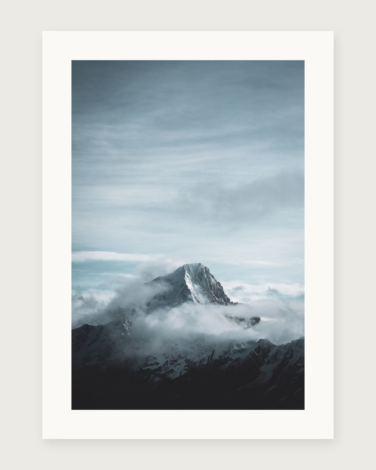 Fine Art Edition «Bietschhorn»: Gipfel des Bietschhorns über Wolken, Pigmentdruck mit weissem Rand, ohne Wortmarke