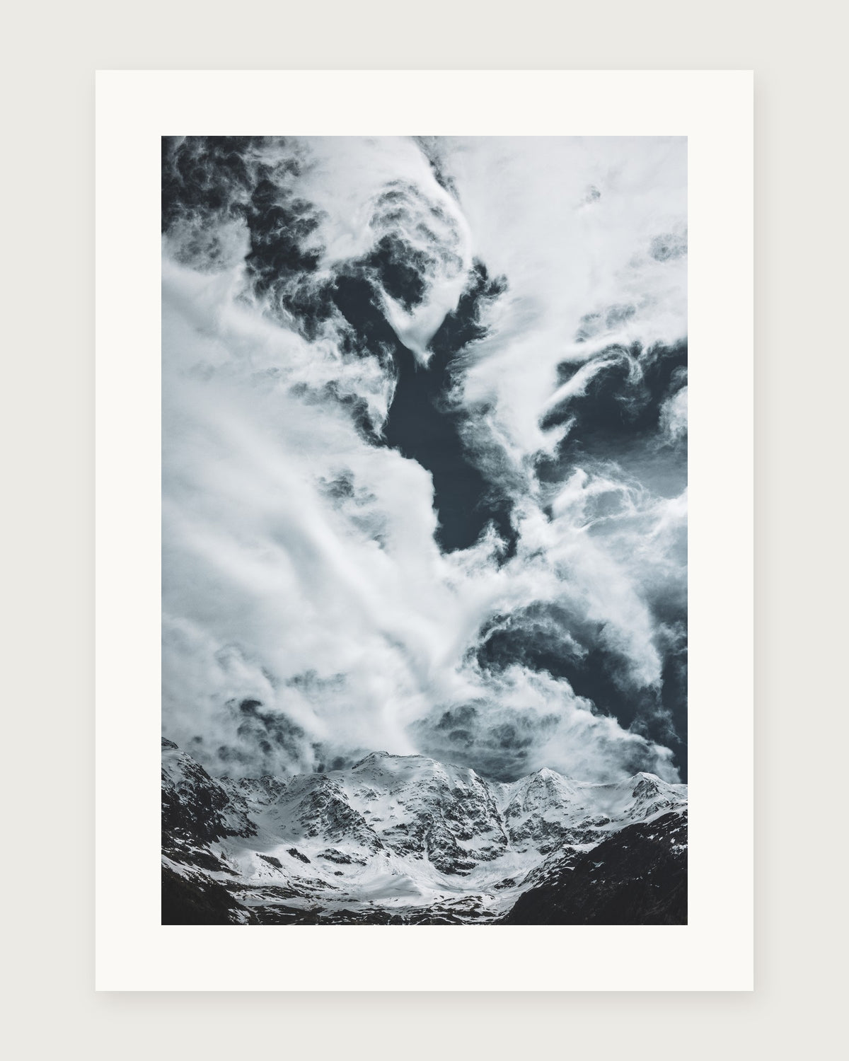 Fine Art Edition «Wolkentanz»: Wolken über verschneiten Hängen im Lötschental, Pigmentdruck mit weissem Rand, ohne Wortmarke