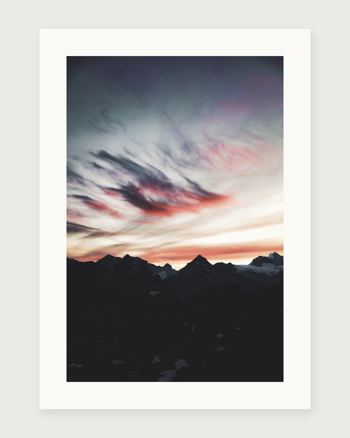 Fine Art Edition «Sonnenaufgang Torrenthorn»: farbige Wolken über einer dunklen Bergkette, Pigmentdruck mit weissem Rand, ohne Wortmarke