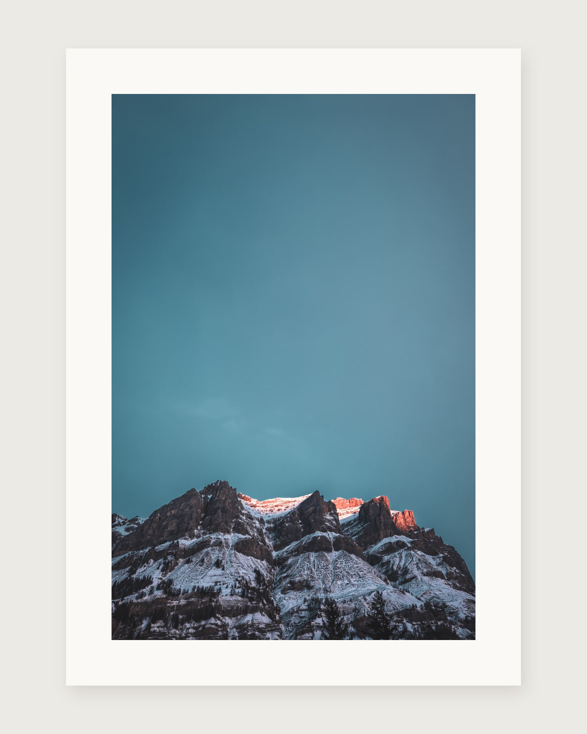 Fine Art Edition «Alpenglühen»: Licht auf verschneiten Felsgipfeln bei Leukerbad, Pigmentdruck mit weissem Rand, ohne Wortmarke