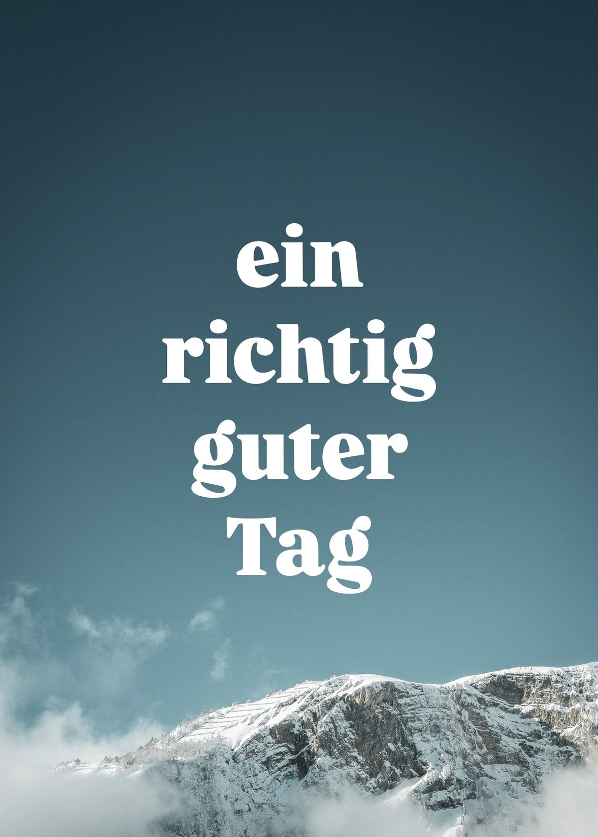 Poster 50 × 70 cm, Motiv «Varneralp»: verschneiter Felsgrat im Dunst unter türkisblauem Himmel, Wortmarke gross in der Mitte
