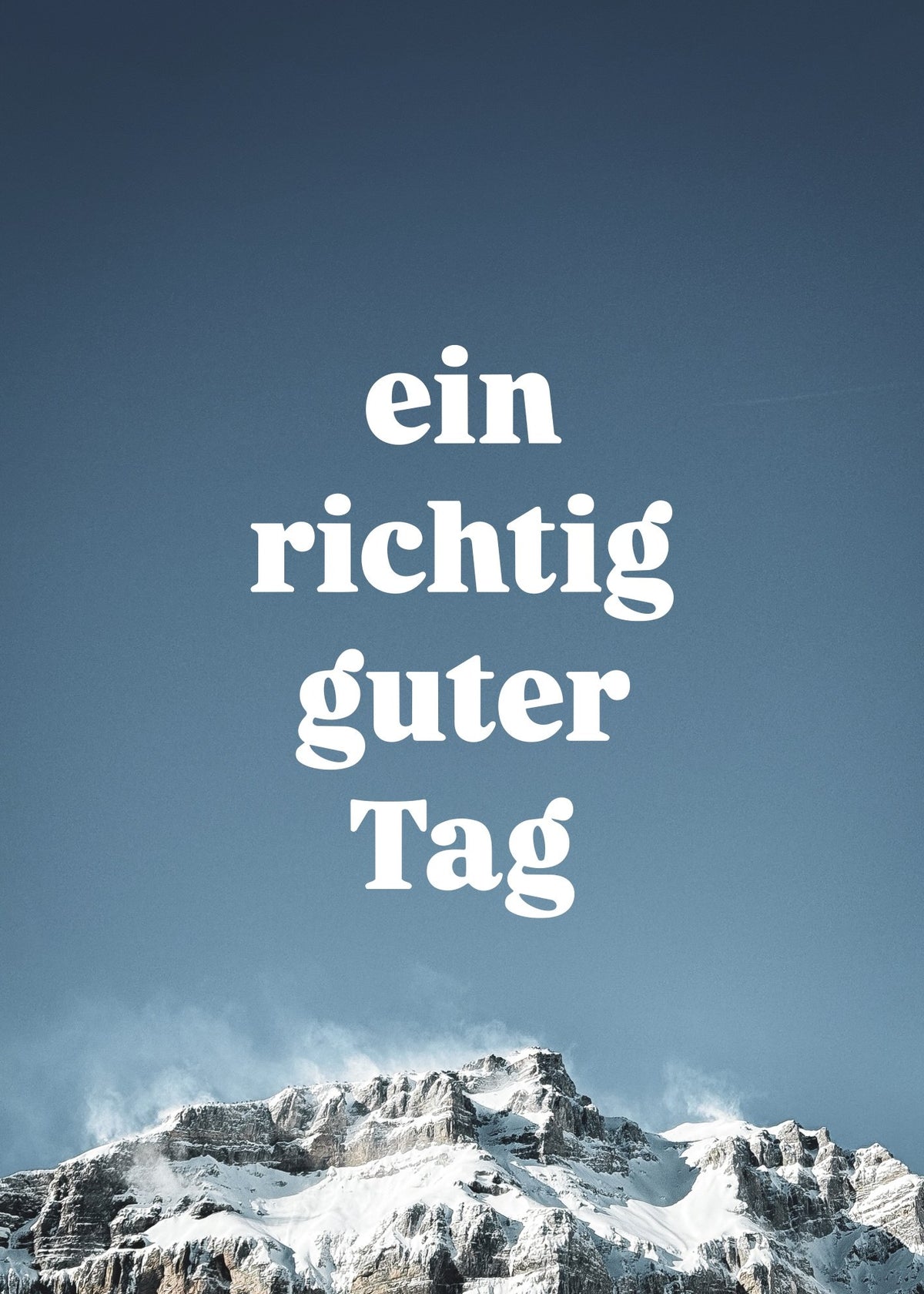 Poster 50 × 70 cm, Motiv «Gipfel im Blau»: verschneite Felsgipfel unter tiefblauem Himmel, Wortmarke gross in der Mitte