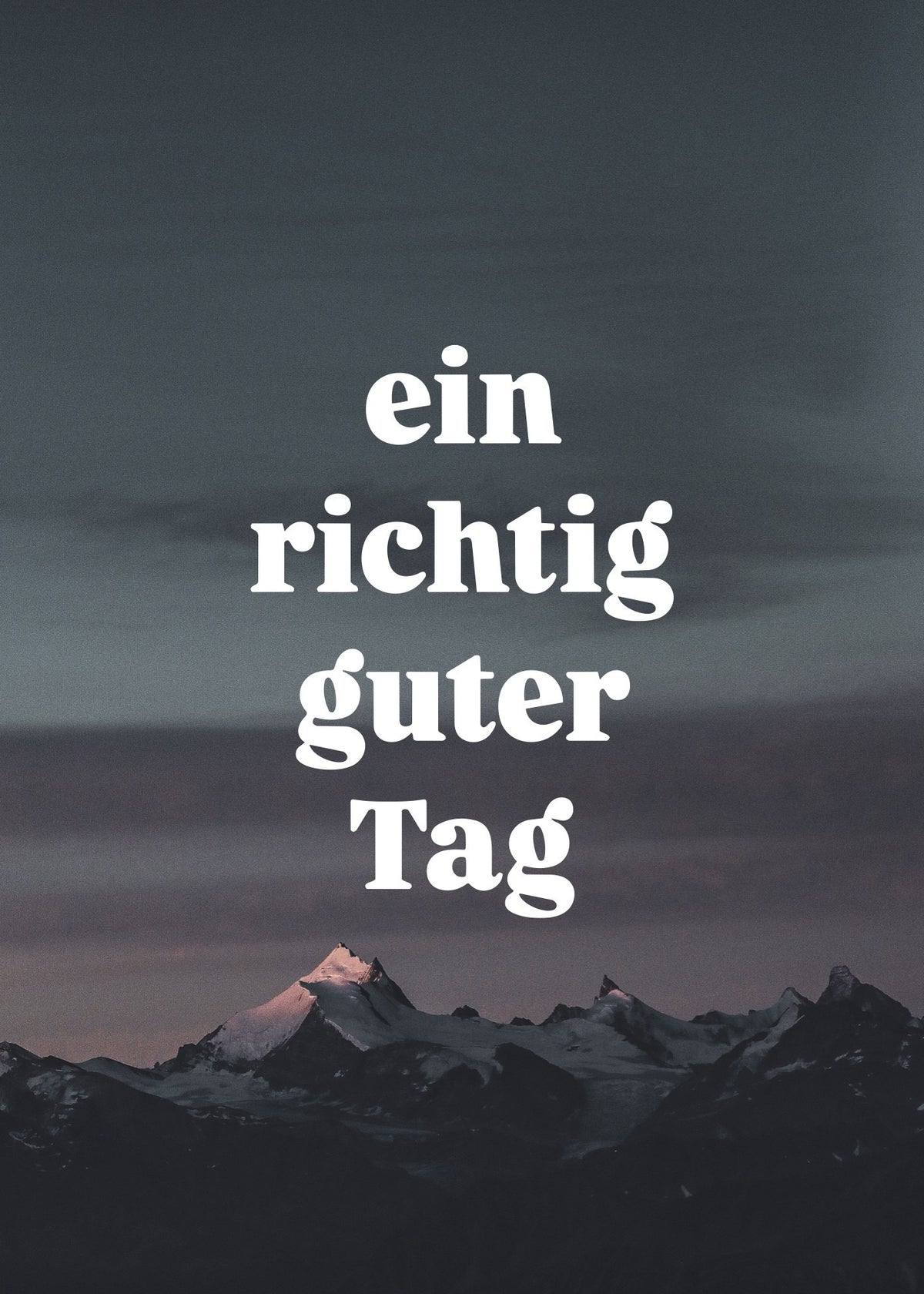 Poster 50 × 70 cm, Motiv «Erstes Licht»: erstes Licht auf einem Gipfel unter dunklem Dämmerhimmel, Wortmarke gross in der Mitte