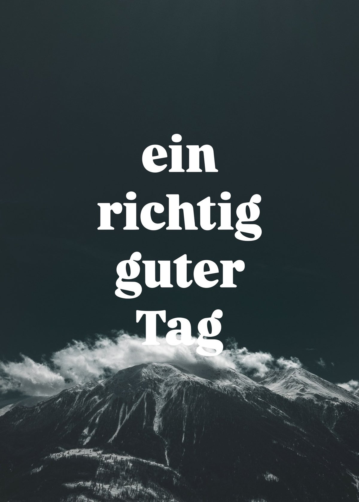 Poster 50 × 70 cm, Motiv «Über den Wolken»: dunkler Berg mit Schnee, Wolken ziehen über den Grat, Wortmarke gross in der Mitte