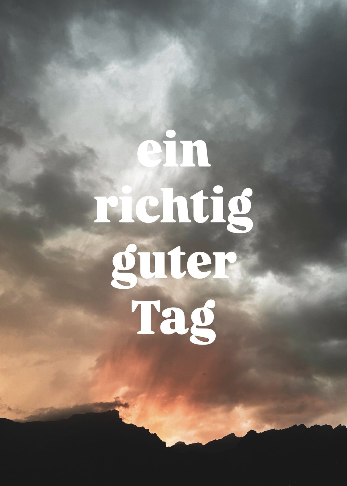 Poster 50 × 70 cm, Motiv «Feuerhimmel»: glühende Wolken über einer dunklen Bergkette, Wortmarke gross in der Mitte