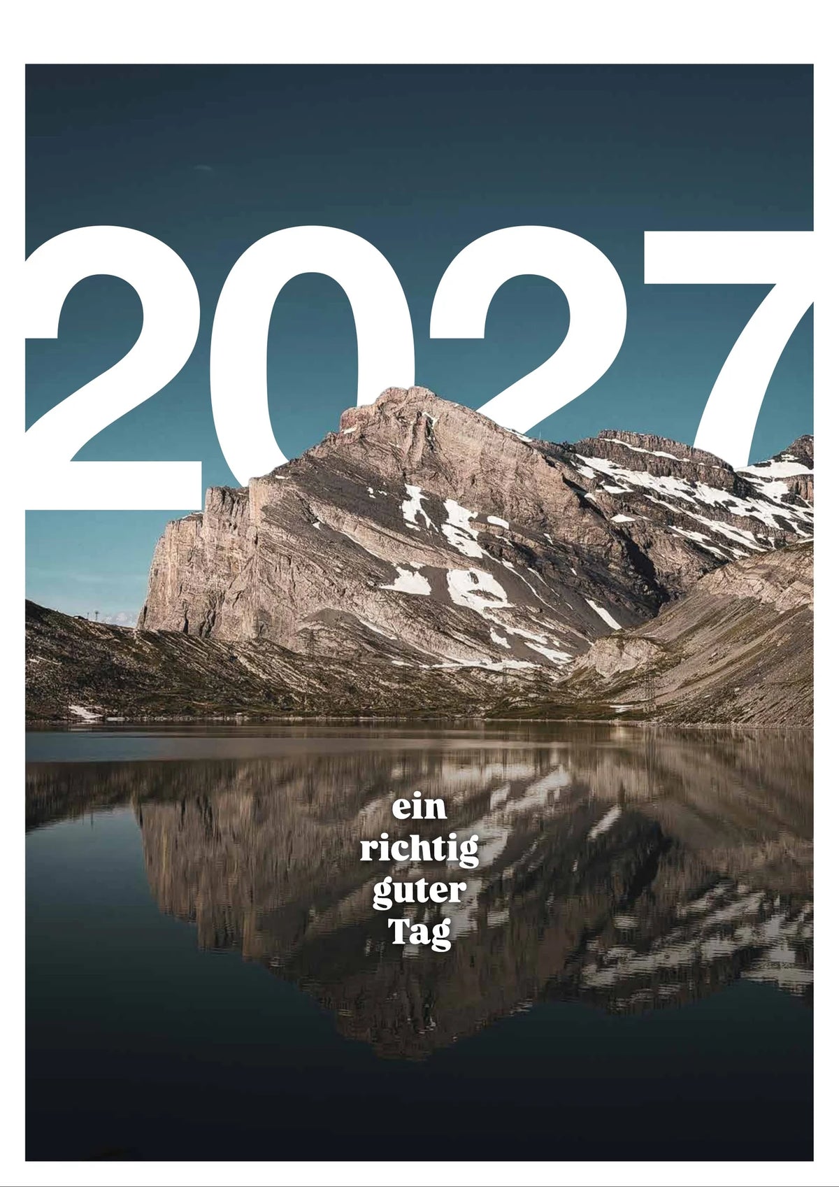 Wandkalender 2027, Titelblatt: grosse Jahreszahl über einem Berg, der sich im Daubensee auf dem Gemmipass spiegelt